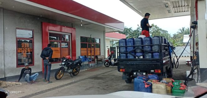 
 Foto Riduan 
Caption : Tampak satu mobil openkap berisikan puluhan drigen yang diduga sedang melakukan pengecoran BBM bersubidi jenis premium. Foto dibidik di SPBU Ujanmas, Kecamatan Bukitkemuning, Selasa (23/10). 