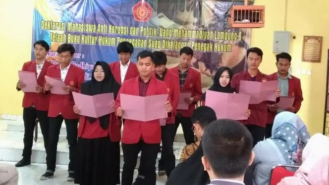 
 Foto : Ferdani
Caption : Mahasiswa STIH-M Kotabumi saat membacakan Deklarasi Anti Korupsi, foto dibidik Rabu (24/10).