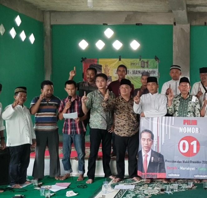 
 Foto Riduan
Caption : Jajaran Relawan Kerdjo(Kelompok Rakyat Dukung Jokowi) Kabupaten Lampung Utara, mendeklarasikan diri untuk mendungkung Pasangan Capres Jokowi-Ma'ruf Amin, pada Pemilu 2019 mendatang. Foto dibidik Minggu (7/10).
 