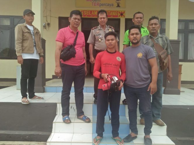 
 Foto Ferdani
Caption : Tersangka AR (16) warga Desa Ulak Rengas Kecamatan Abung Tinggi, saat diamankan di Mapolsek Bukitkemuning belum lama ini. 