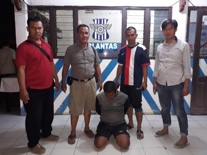 
 Foto : Humas Polres Lampura  Caption Foto : Oknum guru Cabul yang berhasil diamankan jajaran Polsek Sungkai Utara. Foto dibidik di Pos Polisi Payan Mas, Senin(8/10) malam.
