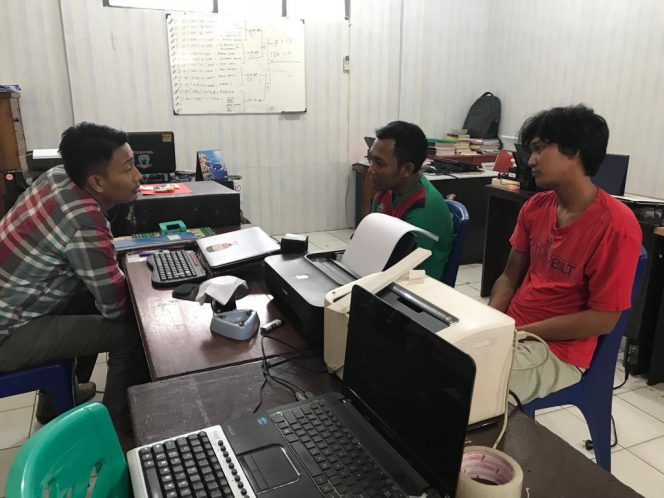 
 Foto : Satres Narkoba Polres Lampura
Caption : 2 tersangka penyalahguna narkoba saat menjalani pemeriksaan petugas di Satres Narkoba, Polres Lampura, Selasa(2/10).
