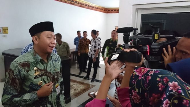 
 Foto RIA
Caption : Bupati Lampura Hi. Agung Ilmu Mangkunegara saat diwawancarai Awak Media terkait 45 hari ASN bolos kerja, Kamis (11/10).
