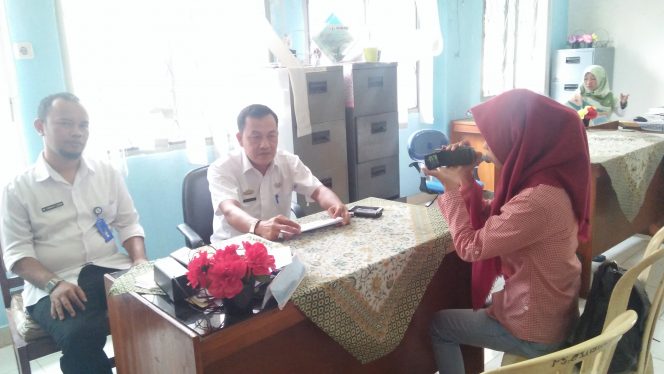 
 Foto RIA  Diwawancarai: Kabid Pengadaan Kepangkatan dan Penggajian BKPSDM Lampura Resmi AL saat diwawancarai terkait jumlah CPNS yang sudah mendaftar, Rabu (3/10).
