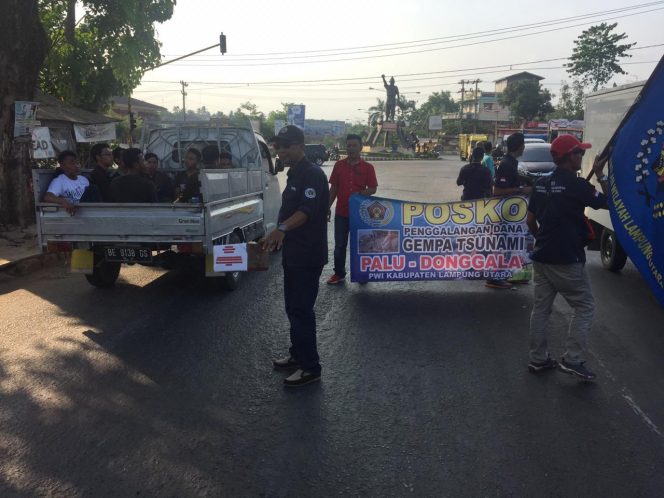 
 Foto Riduan--Sejumlah anggota PWI Lampura, saat melakukan penggalangan dana di Perempatan Tugu ARPN Kotabumi, Selasa (2/10)..
