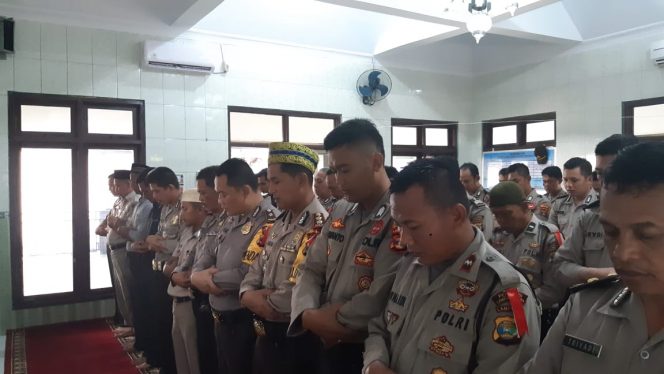 
 Foto : Humas Polres Lampura
Caption Foto : Kapolres Lampura AKBP Eka Mulyana (Berdiri mengenakan kopiah hijau) saat melaksanakan Sholat Ghaib di Masjid All Muttaqin, Kamis (4/10).