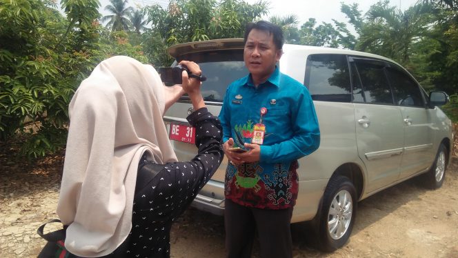 
 Foto RIA
Caption : Kepala Dinas Komunikasi dan Informasi(Kadiskominfo) Lampura Sanny Lumi saat diwawancarai terkait rencana dilakukannya lelang jabatan di Pemkab Setempat, Minggu (28/10).