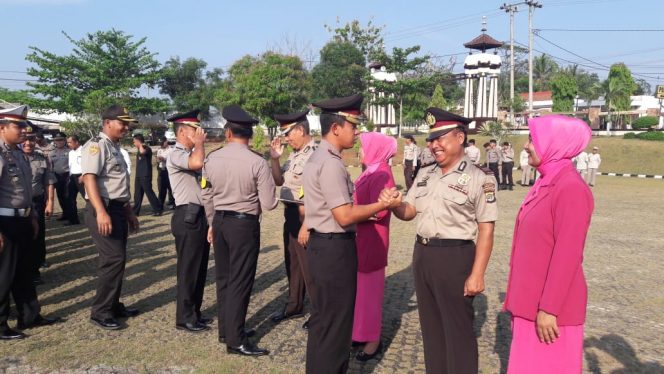 
 Foto : Ferdani
Caption : Kapolres Lampura AKBP Budiman Sulaksono menyampaikan ucapan selamat seusai memimpin upacara kenaikan pangkat yang digelar di halaman Mapolres setempat, Rabu (31/10).