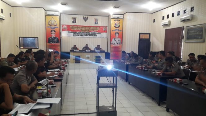 
 Foto : Humas Polres Lampura  Caption Foto : Kapolres Lampura saat memimpin Lat-pra Ops di Aula Rekonfu Polres setempat, foto dibidik Rabu  (3/10).
