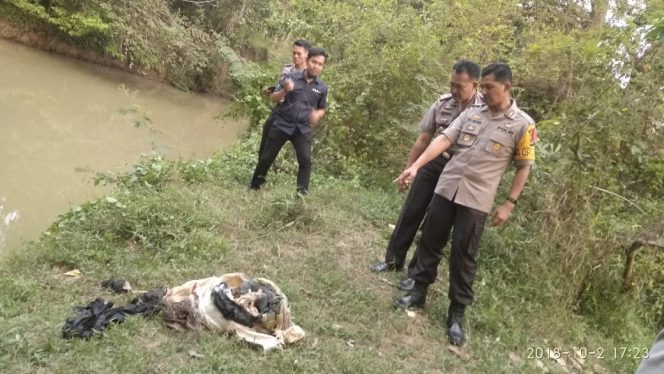 
 Foto Ferdani
Caption : Kapolres Lampura AKBP Eka Mulyana didampingi Kapolsek Abung Selatan IPTU Zulkarnain, saat melihat secara langsung kerangka manusia yang ditemukan warga Sinar Ogan, Selasa (2/10).
 