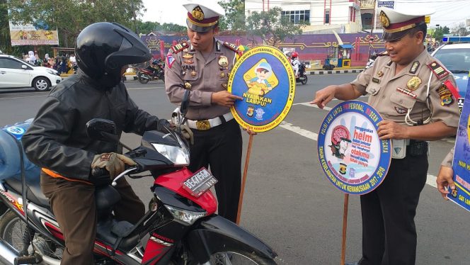 
 Foto Ferdani
Caption : Kasat Lantas Polres Lampura, Muhammad Yani Endang, saat memberi himbauan kepada pengendara agar taat berlalu lintas, Senin (29/10)
