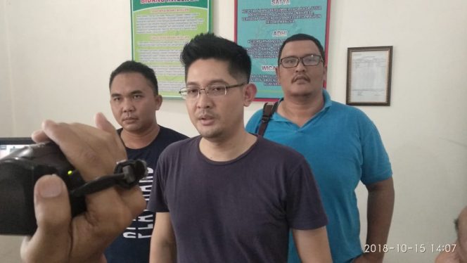 
 Foto : Ferdani
Caption : Kasi Intel Kejari Lampura Hafiezd, saat dikonfirmasi sejumlah awak media terkait OTT oknum LSM oleh Satgas Saber Pungli. Foto dibidik Senin (15/10).