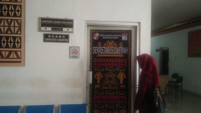 
 Foto Ria Oktasari
Caption : Ruangan Sekda Lampura tampak lengang. Foto dibidik Selasa (16/10).
 