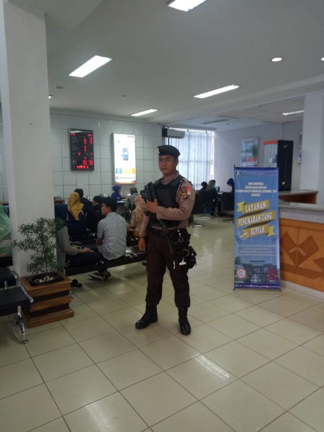 
 Foto : Humas Polres Lampura
Caption : Personil Sat -Sabhara Polres Lampura, saat melakukan pengamanan di BRI Kotabumi, Selasa (9/10).