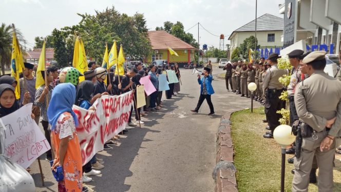 
 Foto Riduan 
Caption : Ratusan mahasiswa yang tergabung dalam PMII Kotabumi-Lampura, saat menggelar demo menolak keberadaan LGBT di Kabupaten setempat. Foto dibidik di Halaman Pemkab Lampura, Rabu (17/10).
 