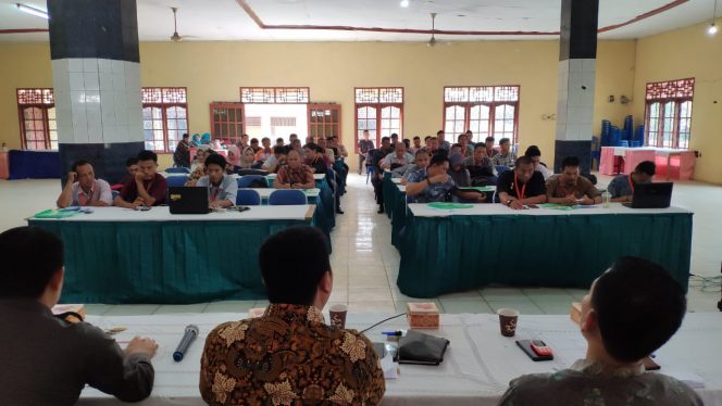 
 Foto IST
Caption : Anggota Panwascam Se-Lampura saat mengikuti rakor peningkatan sumberdaya manusia, di aula Hotel Cahaya Kotabumi, jumat-sabtu(5-6/10) lalu.
 