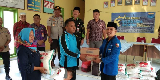 
 Foto Riduan 
Caption : Ketua Umum PC PMII Kotabumi-Lampura, Yudian Patria, saat menyerahkan bantuan sembako dan pakaian layak pakai kepada 13 KK korban gempa bumi dan tsunami, Kamis (11/10).
 