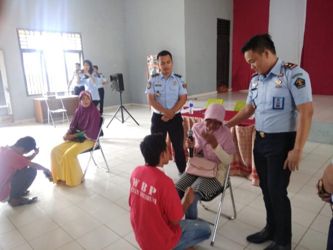 
 Foto IST 
Caption : Tampak warga binaan pemasyarakatan di Rutan Kelas II B Kotabumi dipertemukan dengan ibunya dalam program usulan PB dan CB, Selasa (9/10).
 