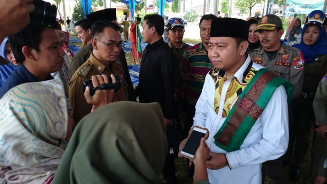 
 Foto RIA
Caption : Bupati Lampura Hi. Agung Ilmu Mangkunegara saat diwawancarai awak media terkait nasib korban terjangan angin kencang di Desa Margorejo, Selasa (23/10).
