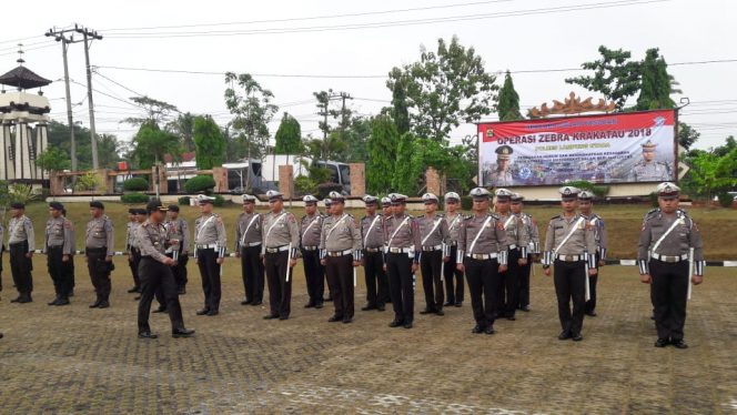 
 Foto : Ferdani
Caption Foto : Kapolres Lampura AKBP Budiman Sulaksono saat memimpin Apel, Ops Zebra Krakatau 2018. foto dibidik Selasa (30/10).