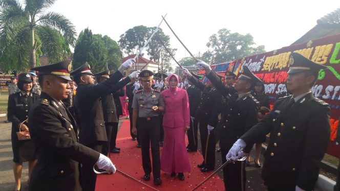 
 Foto : Ferdani
Caption: Upacara penyambutan kedatangan Kapolres Lampura AKBP Budiman Sulaksono dengan atraksi Pedangpora, Jumat(26/10).
