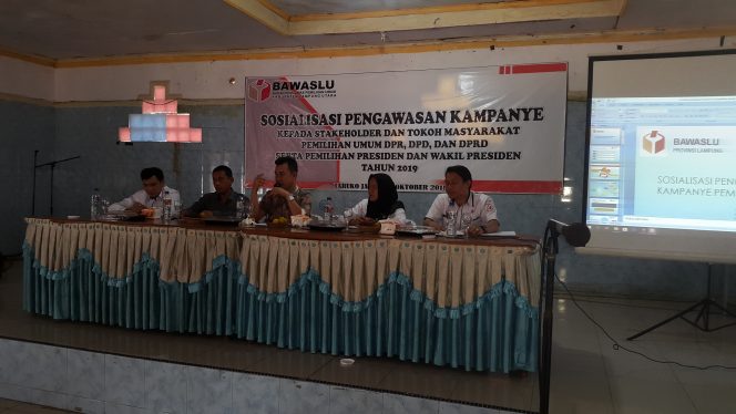 
 Foto Hery Maulana 
Caption : Anggota Bawaslu Provinsi Lampung Devisi Hukum dan Informasi Tamri Suhairi (tengah) saat menghadiri sosialisasi Pengawasan Kampanye Kepada Stakeholder dan Tokoh Masyarakat., di RM Tarukojaya I, Rabu (31/10).
