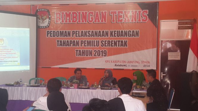 
 Foto Heri Maulana 
Caption : Tim Pengelola Keuangaan KPU Provinsi Lampung, tengah memberikan materi pada Bimtek Pedoman Pelaksanaan Keuangan Tahapan Pemilu serentak tahun 2019, di Sekretariat KPU Lampura,  Rabu (10/10).