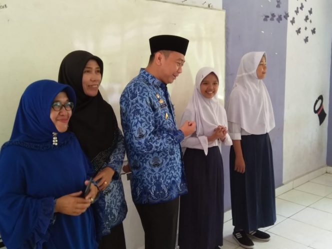 
 Foto Diskominfo Lampung Utara
Caption : Bupati Lampura Hi. Agung Ilmu Mangkunegara saat memberikan motivasi kepada para pelajar SMP Negeri 1 Abung Selatan saat peringatan Hari Sumpah Pemuda, Senin (29/10).
