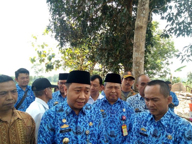 
 Foto RIA--Bupati Lampura Hi. Agung Ilmu Mangkunegara didampingi Kades Margorejo Kecamatan Kotabumi Utara, Andi Sabak, saat diwawancarai awak media seusai penyerahan bantuan korban bencana angin kencang, Rabu (17/10)