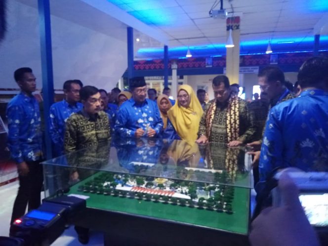 
 Foto Diskominfo Lampung Utara
Caption : Ketua TP-PKK Lampura Hj. Endah Kartika Prajawati Agung bersama Plt. Asisten II H. Syahrizal Adhar, saat mendampingi tim penilai ketika meninjau Anjungan Lampura, dalam Rangkaian Lampung Fair 2018, Jumat(12/10).