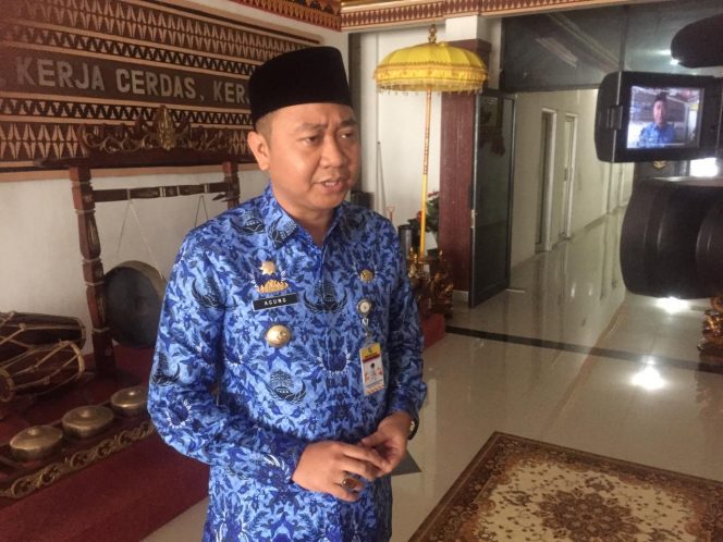 
 Foto Ria
Capion : Bupati Lampura Hi. Agung Ilmu Mangkunegara saat diwawancarai awak media terkait kondisi Temi Santoso yang membutuhkan uluran tangan, Senin (29/10).