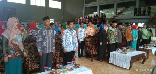 
 Foto RIA
Caption : Ketua panitia Kegiatan Bimbingan dan Pelatihan cepat belajar Al-Qur'an yang diselenggarakan KKG-PAI Lampura, Zarnetti S.Pd(Kiri), saat pembukaan kegiatan di GOR Sukung Kotabumi, Kamis (18/10).
