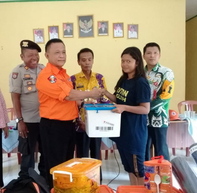 
 Foto IST
Kabid Kedaruratan Logistik BPBD Lampura Mery Edialis bersama Kadisos Erwin saat memberikan bantuan ke Korban Gempa dan Tsunami di Poso dan Donggala asal Lampura, Kamis (4/10).  