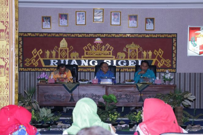  
Foto Diskominfo Lampura 
Kepala Diskominfo Lampura Sanny Lumi bersama Plt. Asisten II H. Syahrizal Adhar dan Staff Ahli Bupati Azwar Yazid saat memimpin rapat pantapan Lampung Fair, Kamis (4/10).
