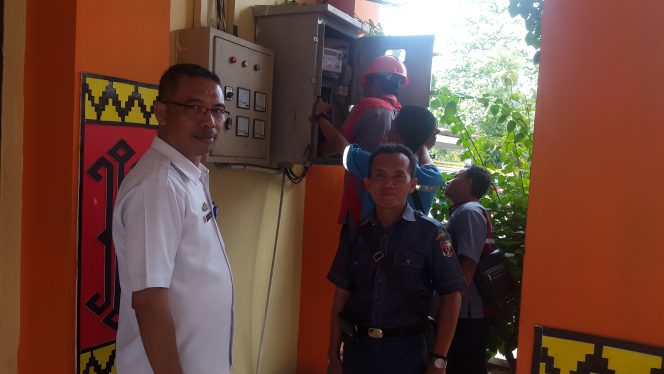 
 Foto : Hery Maulana  Caption: Petugas PT. PLN tengah melakukan pemasangan kembali aliran listrik digedung DPRD Lampura yang sempat diputus, sekitar pukul 13.16 WIB, Rabu (31/10).