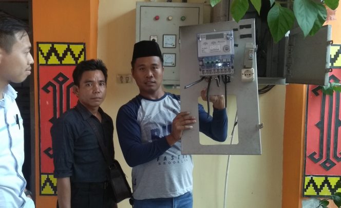 
 Foto : Ferdani
Caption foto : Petugas PLN tengah menunjukan KWH listrik yang diputus di sekretariat DPRD Lampura, sekitar pukul 16.05 WIB Selasa (30/10).
