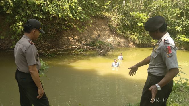 
 Foto : Ferdanie
Caption : Kapolsek Abung Selatan IPTU Zulkarnaen saat memimpin pencarian kerangka tangan kiri milik korban yang hilang. Foto dibidik Rabu (3/10).