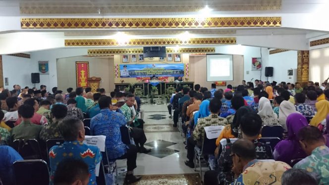 
 Foto RIA  Caption : Bupati Lampura Hi. Agung Ilmu Mangkunegara saat memimpin Rakor di Aula Tapis Pemkab setempat, Kamis (11/10).  