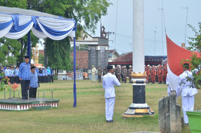 
 Foto Diskominfo Lampung Utara
Caption : Plh. Sekkab Lampura Sofyan saat memimpin Upacara Hari Sumpah Pemuda di Halaman Kantor Pemkab Lampura, Senin (29/10).