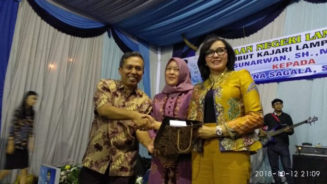 
 Foto Ferdani
Caption pisah Sambut : Suasana pisah sambut Kajari Lampung Utara.