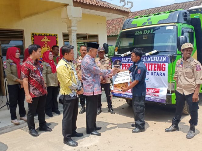 
 Foto Riduan
Caption : Plh. Sekkab Lampura, Hi. Sofyan, saat menyerahkan secara simbolis bantuan untuk disalurkan ke Kota Palu, Kabupaten Donggala, dan Kabupaten Sigi, Provinsi Sulawesi Tengah, Jumat(28/10).
 