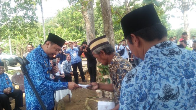 
 Foto RIA  Berikan Bantuan: Bupati Lampura Hi. Agung Ilmu Mangkunegara saat memberikan bantuan kepada Keluarga Aman dan korban Angin Puting Beliung lainnya di Dusun I Desa Margorejo, Kotabumi Utara, Rabu (17/10).
