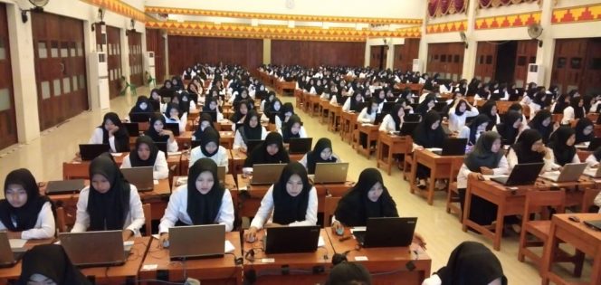 
 Foto RIA
Tampak para Peserta CPNS Dari Lampura saat mengikuti tes CAT di Asrama Haji Kota Metro, Selasa (30/10).  