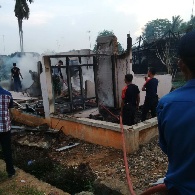 
 Foto Riduan 
Caption : Satu unit rumah yang terbakar sekitar pukul 15.20 WIB, Minggu (28/10) tinggal hanya puing-puing.

