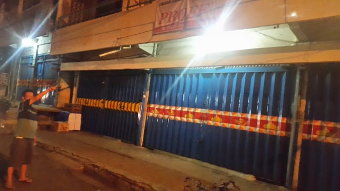 
 Foto Heri Maulana  Caption : Inilah toko kain Properti dibilangan pasar Dekon Kotabumi, milik Atay, penumpang pesawat Lion Air yang jatuh. Selain Atay turut dalam pesawat itu Ajung pemilik Toko mas Cincin. Foto dibidik Senin (29/10)