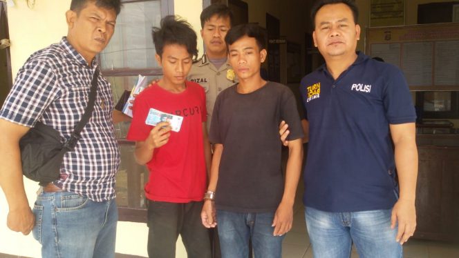 
 Foto : Polsek Bukit Kemuning
Caption Foto : Anggota Reskrim Polsek Bukit Kemuning bersama kedua tersangka  pengedar uang palsu,yang berhasil dibekuk Kamis(4/10).  