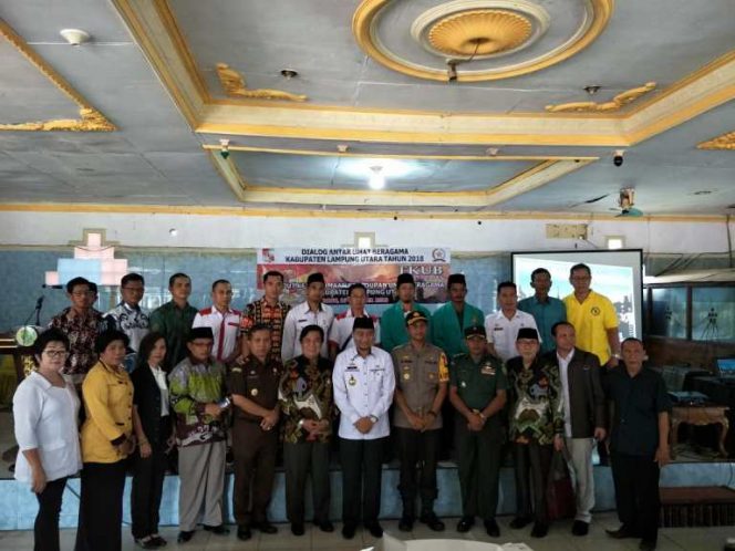 
 Foto : Humas Polres Lampura
Caption : Kapolres didampingi Prokofimda dan FKUB Lampura foto bersama usai menggelar Dialog antar umat beragama, foto dibidik Rabu (10/10).