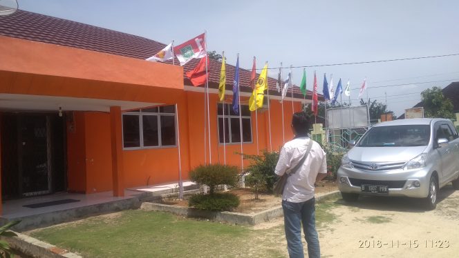 
 Foto Ferdani
Caption : Tampak bendera merah putih berlogo PKB, terpasang di halaman KPUD Lampura. Foto dibidik Kamis (15/11).
 