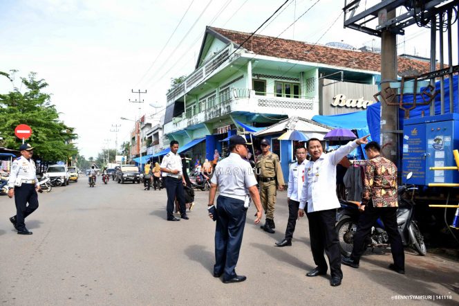 
 Foto Diskominfo Lampung Utara  Bupati Lampura Hi. Agung Ilmu Mangkunegara didampingi Plt. Kepala BPKAD Desyadi dan Kadishub Basirun Ali saat meninjau lokasi pemasangan CCTV di  Pasar Dekon, Rabu (14/11).  