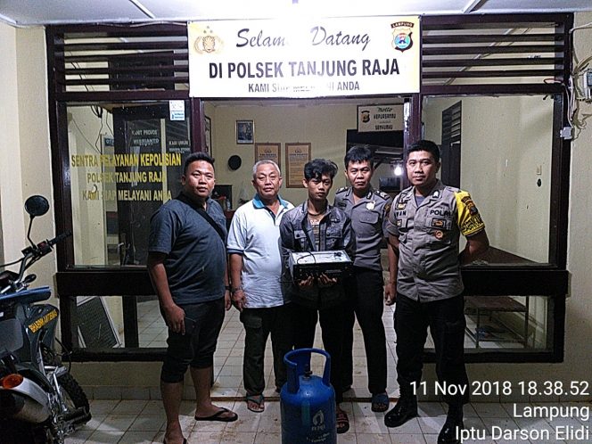 
 Foto : Humas Polsek Tanjungraja
Caption : Tersangka Curat saat diamankan di Mapolsek Tanjungraja, Minggu(11/11).